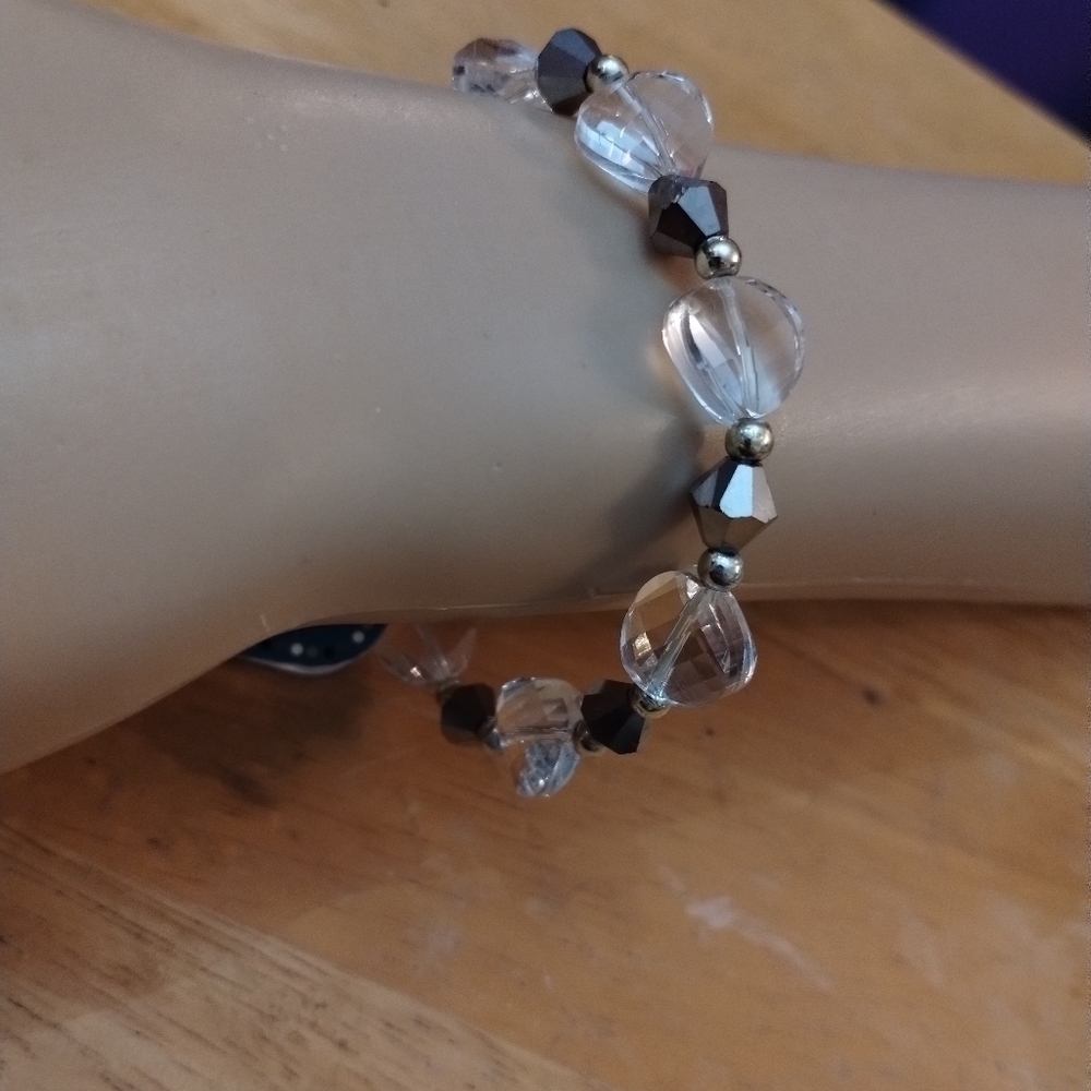 NWT women's glass beaded stretchy bracelet - Picture 2 of 4